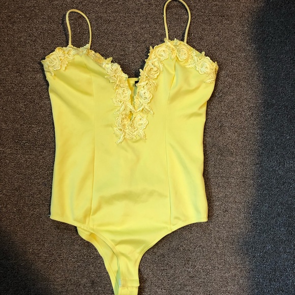 banjul Tops - Yellow bodysuit